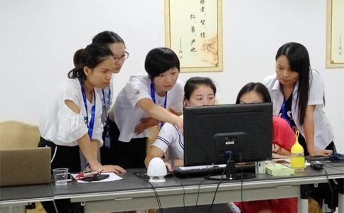  美女們互相交流學習，氣氛有點嚴肅啊
